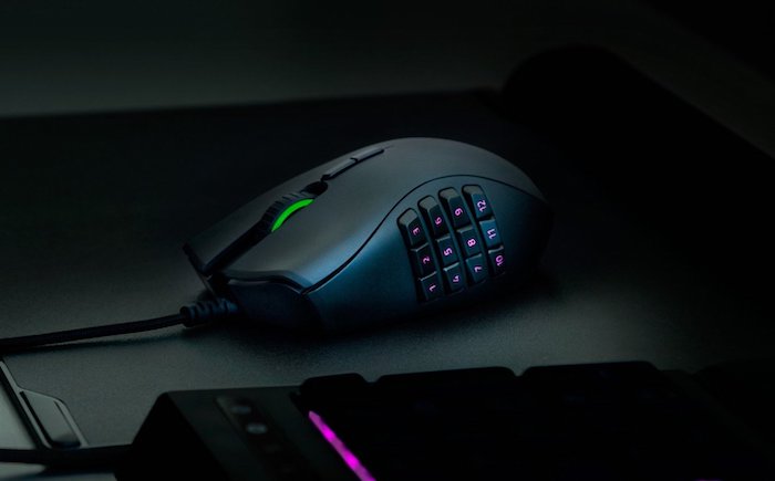 Mouse Razer preto mostrando vários botões programáveis, visto de lado.