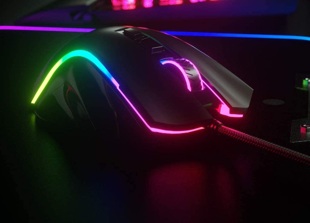 Mouse Redragon gamer com leds coloridas em ambiente escuro.