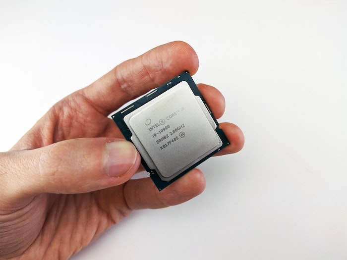 Homem mostrando um processador Intel Core i9.