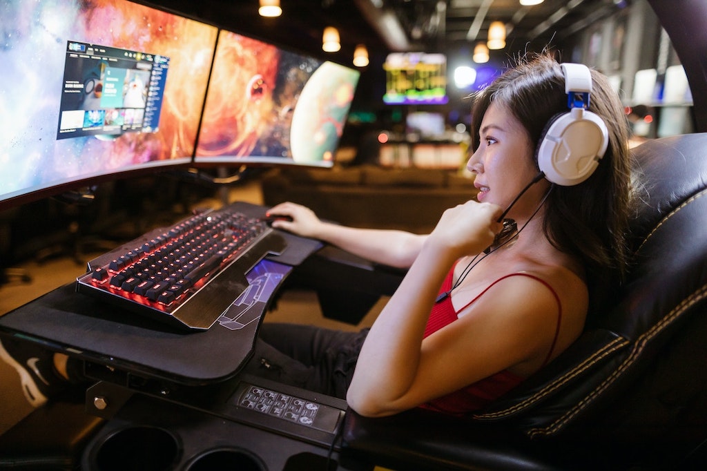 Garota Gamer utilizando um setup PC gamer.