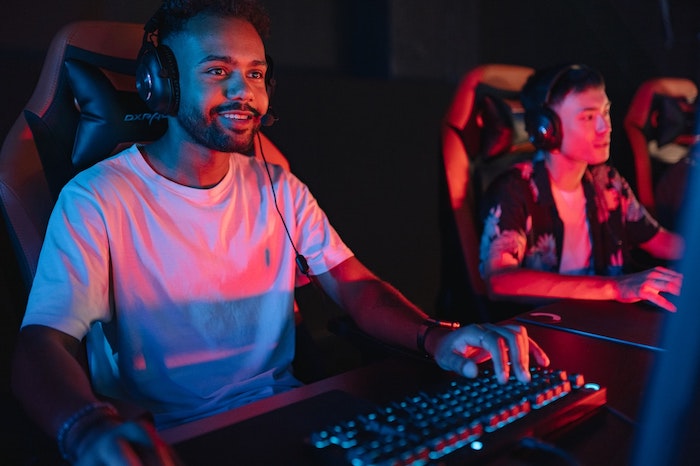 Homem jogando video gamer com um PC gamer.