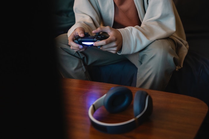 Homem jogando video game com um controle de PS4.